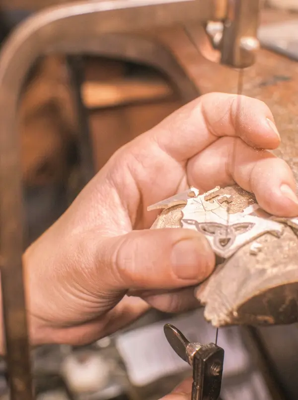 Detalle de un calado en proceso sobre la cuña de madera